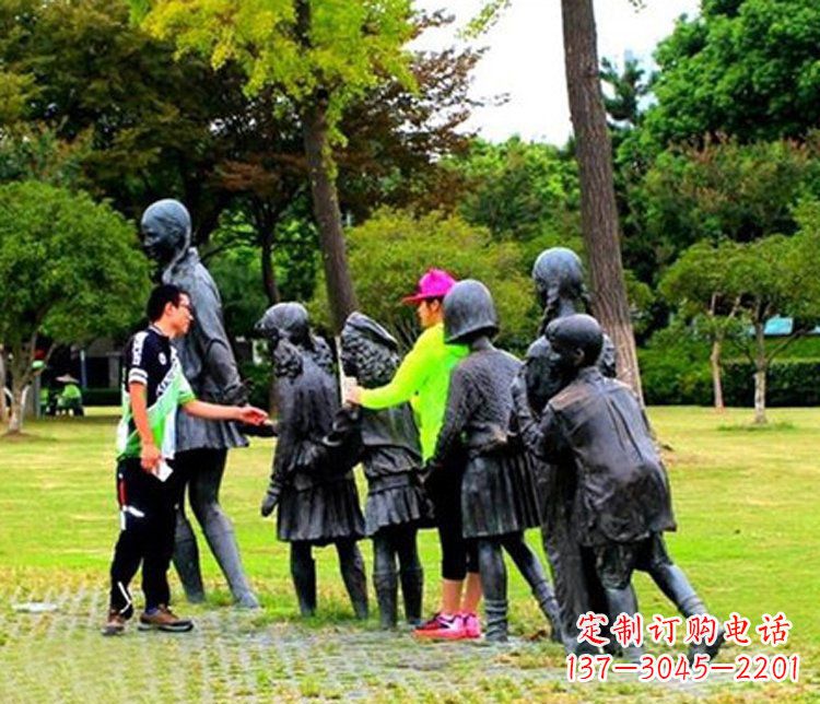 甘肃铜质老鹰抓小鸡雕塑