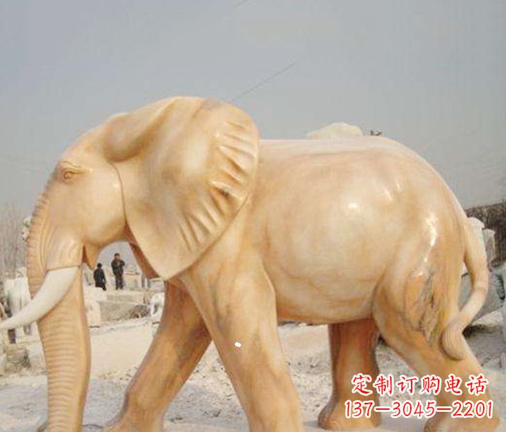 甘肃公园晚霞红大象雕塑