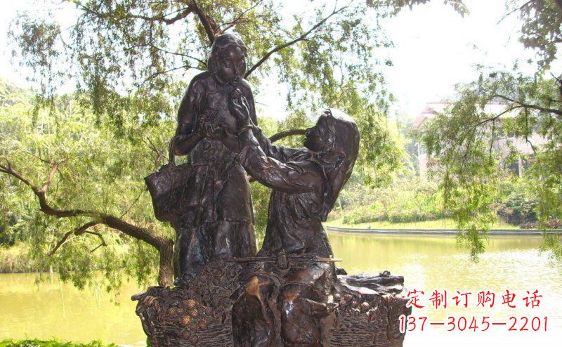甘肃公园喂母亲吃荔枝的女孩小品铜雕