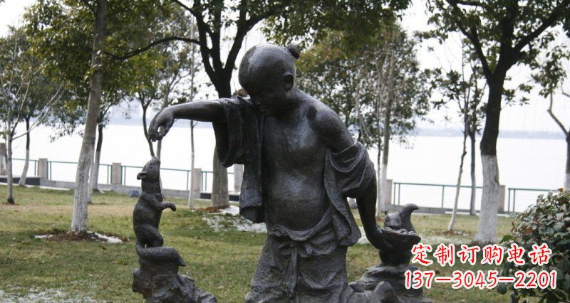 甘肃公园喂松鼠的小孩小品铜雕