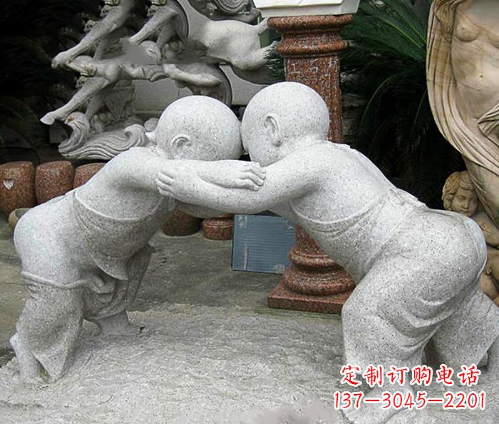 甘肃公园小品两个小孩摔跤石雕
