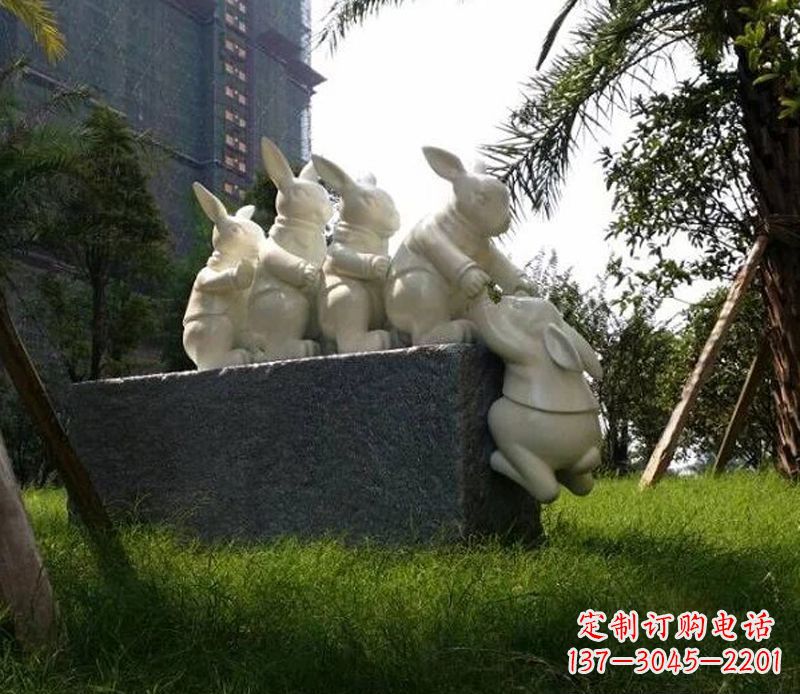 甘肃公园小品小兔子石雕