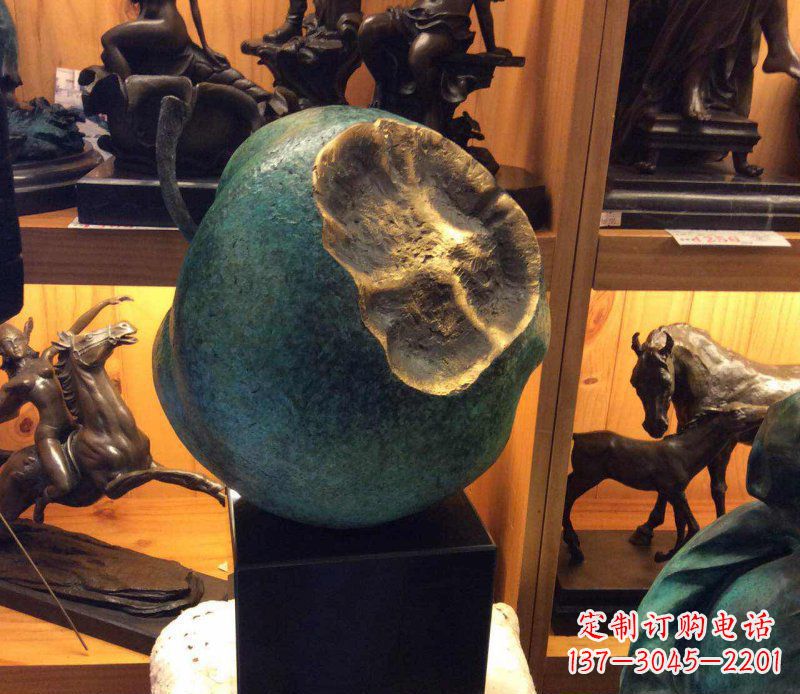 甘肃铜质可爱苹果雕塑