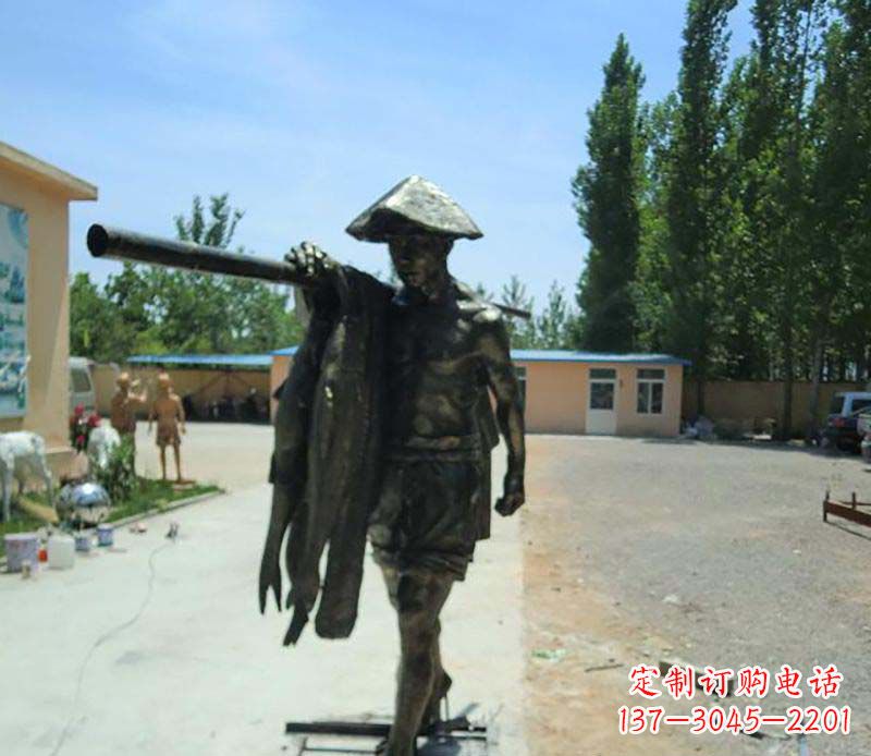 甘肃传承古老文化的渔民雕塑