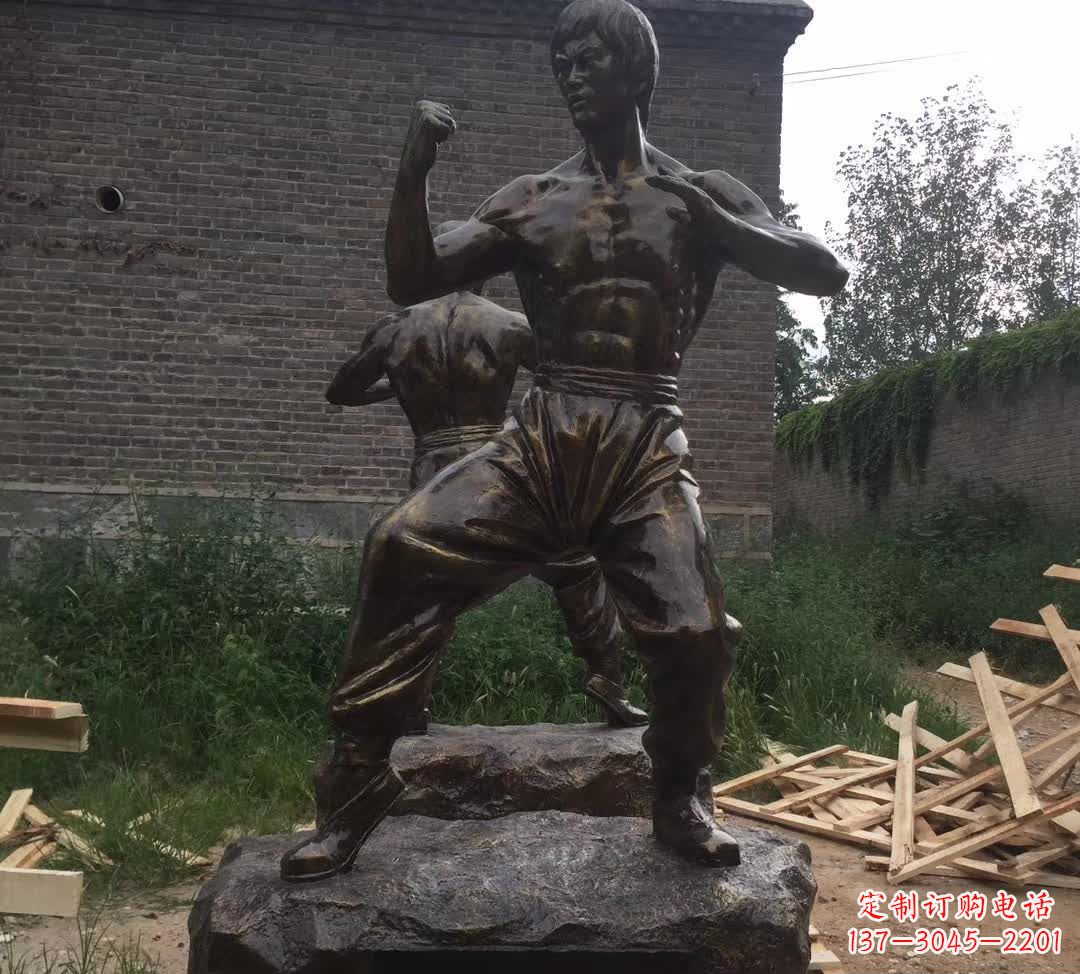甘肃令人叹为观止的李小龙铜雕