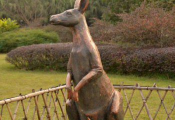 甘肃精致雕刻的袋鼠动物雕塑