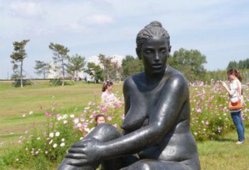 甘肃中领雕塑给公园增添开心的女人铜雕
