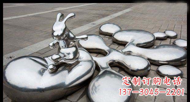 甘肃广场不锈钢抽象水珠上的兔子雕塑