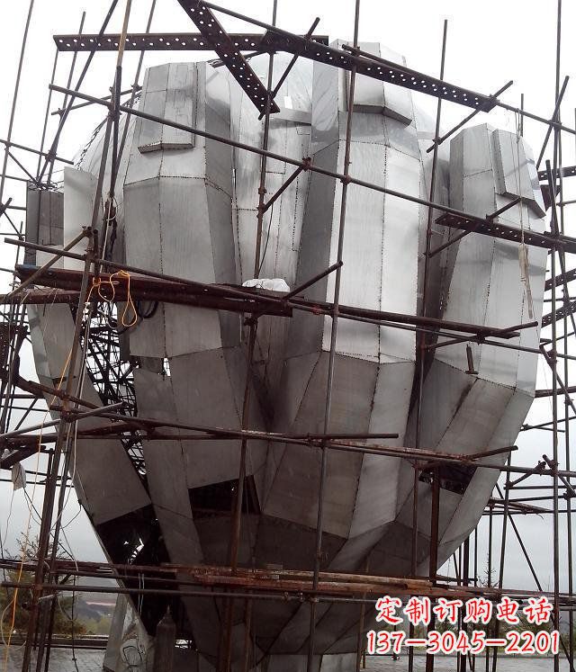 甘肃展现独特审美:不锈钢蟠桃大型景观雕塑