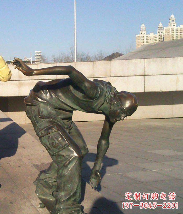 甘肃广场滑滑板的青年景观铜雕