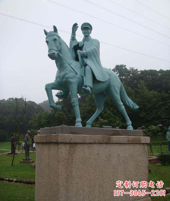甘肃广场骑马的解放军景观铜雕