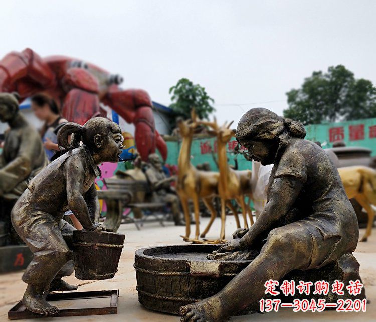 甘肃注重传统的母爱——广场铜雕母亲洗衣服小品雕塑