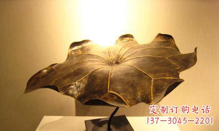 甘肃深受人们喜爱的铜雕荷叶雕塑,由贵金属精铸…