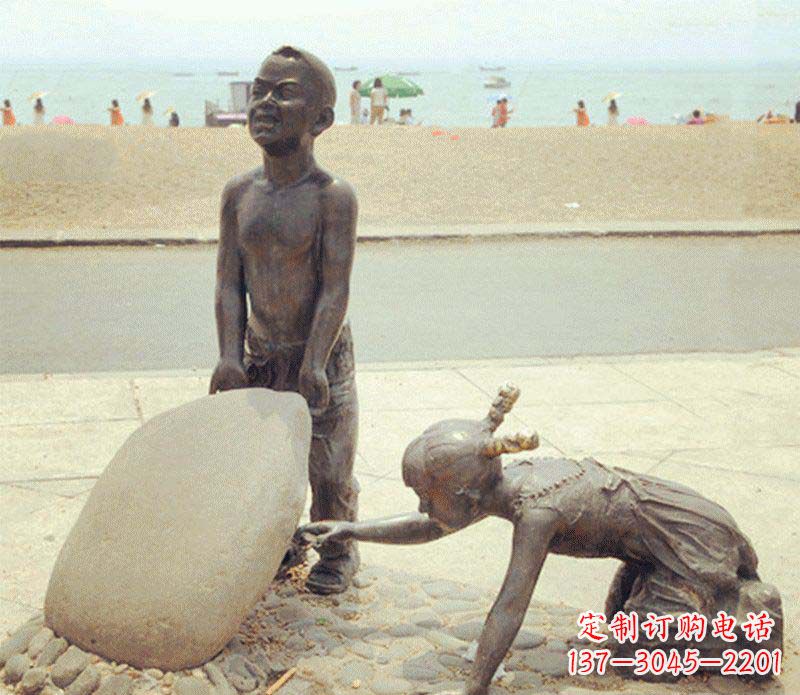 甘肃海边抬石头的小孩景观铜雕