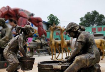 甘肃注重传统的母爱——广场铜雕母亲洗衣服小品雕塑