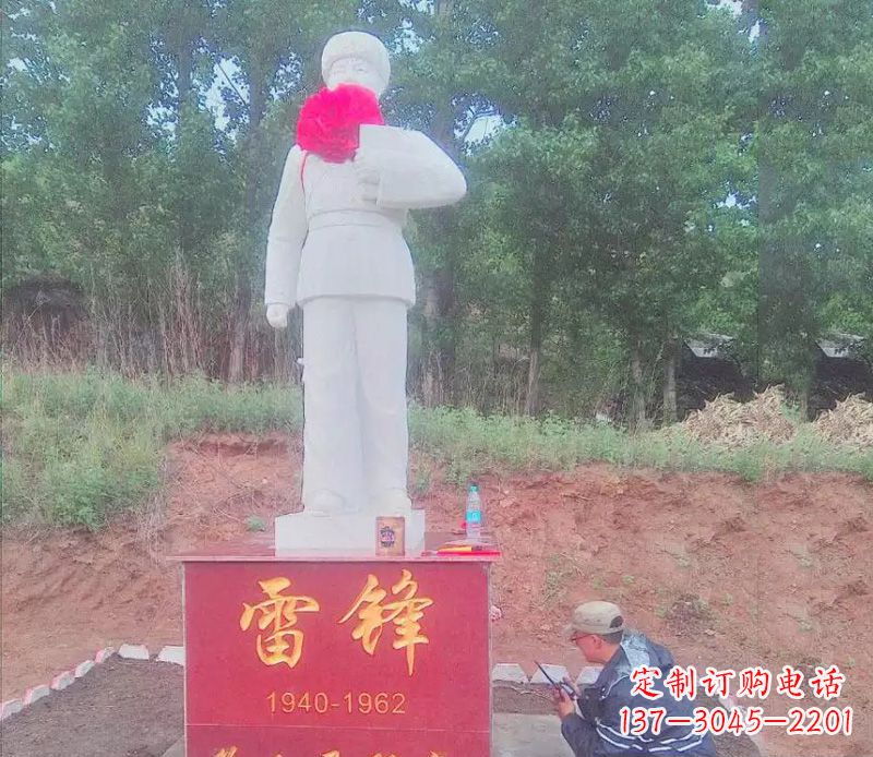 甘肃珍贵的白玉雷锋雕塑