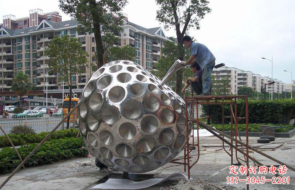 甘肃精心打造的街边苹果雕塑
