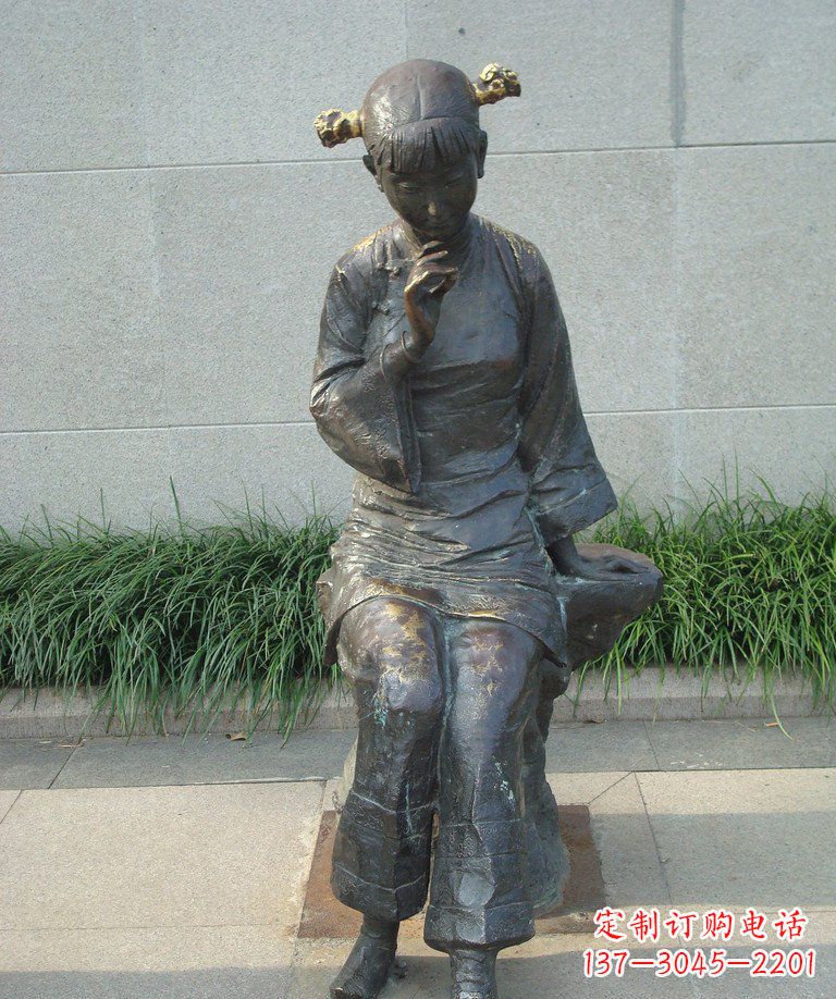 甘肃街边低头思考的女孩景观铜雕