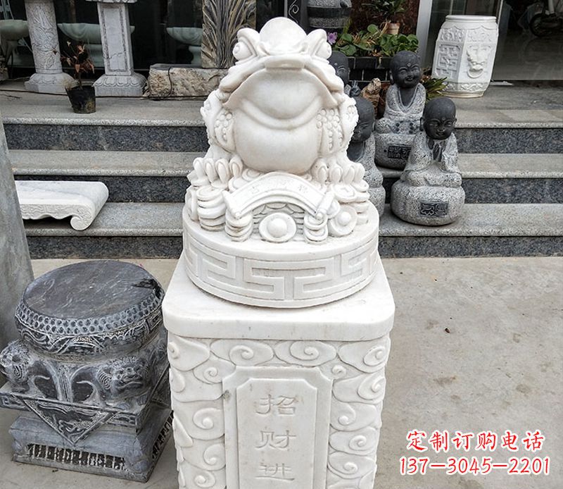 甘肃金蟾立柱石动物雕塑