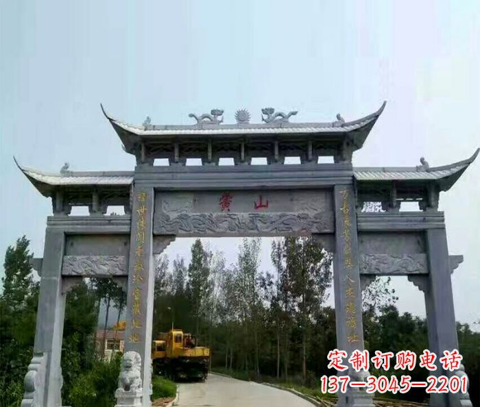 甘肃景区三门石雕牌楼,是一种典型的古典建筑风…