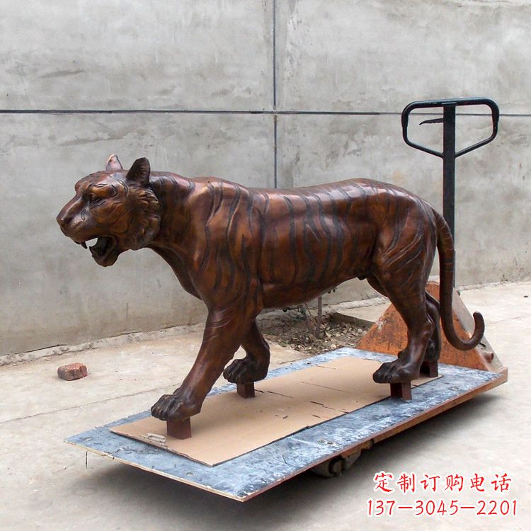甘肃活力四射的老虎铜雕塑