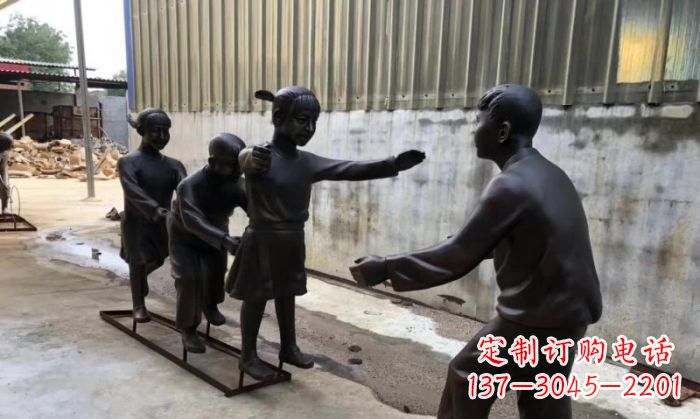 甘肃华中领雕塑出品——老鹰捉小鸡铜雕