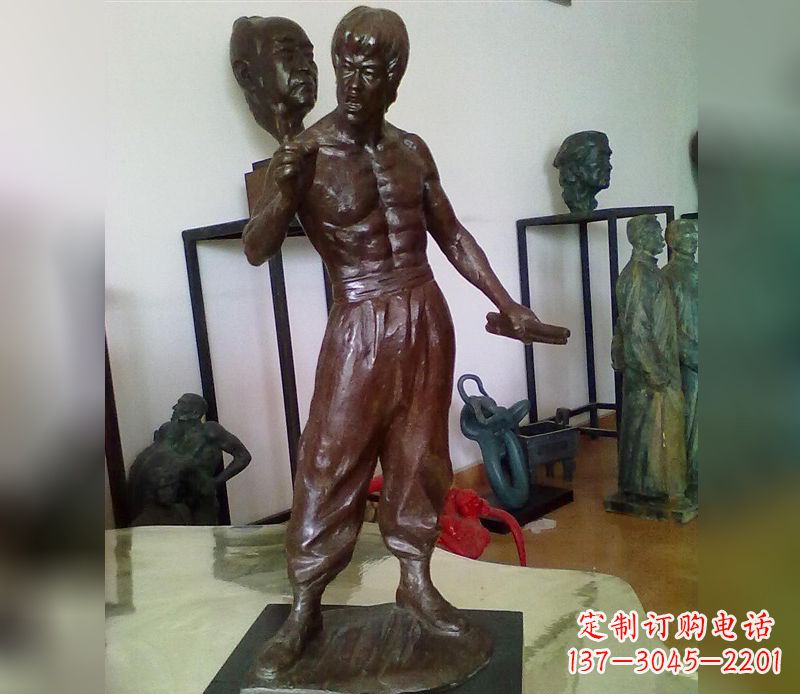 甘肃经典传奇-李小龙铜雕塑