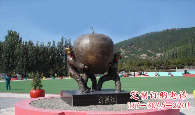 甘肃两个儿童抱着苹果公园人物铜雕