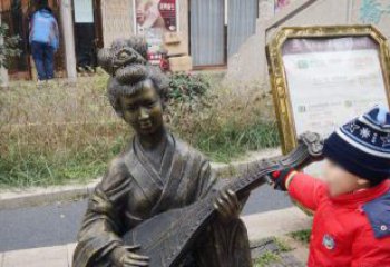甘肃街边弹琵琶的古代美女雕塑
