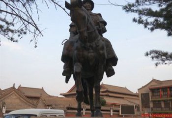 甘肃雕刻精美的蒙古人骑马铜雕