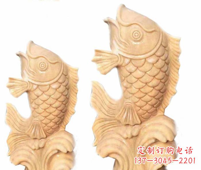 甘肃晚霞红石喷水鲤鱼雕塑,灵动悠扬