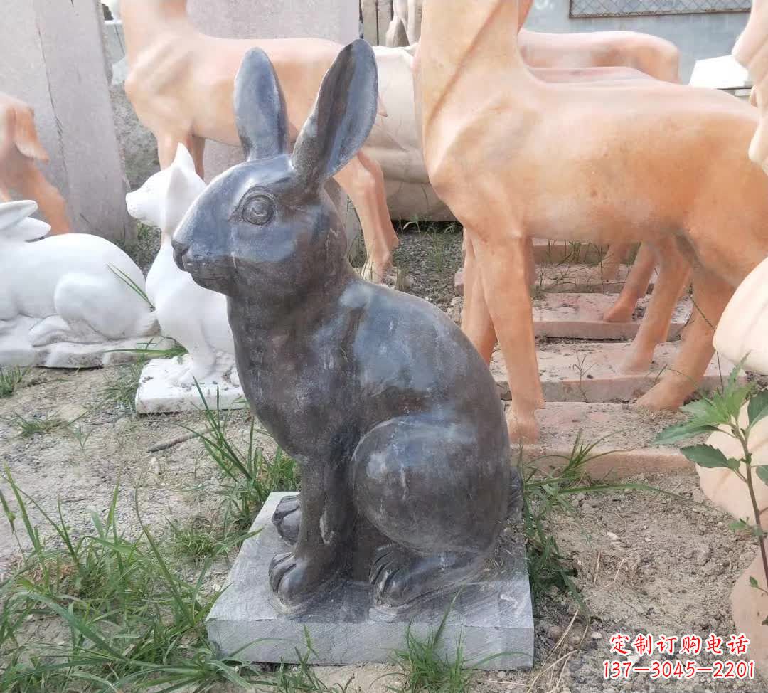 甘肃青石公园兔子雕塑,实惠的艺术装点