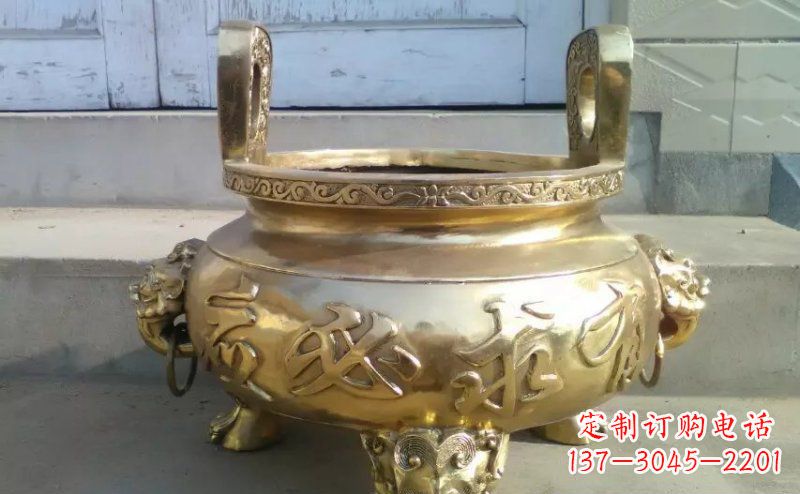 甘肃壮丽威猛的三足香炉铜雕