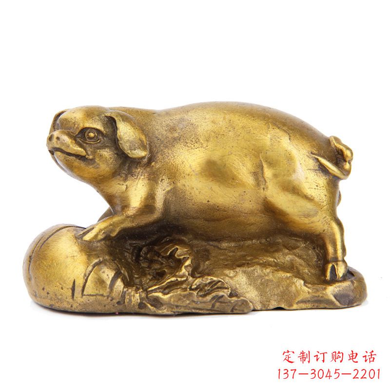 甘肃铸铜鎏金猪雕塑时尚炫彩,精致温馨