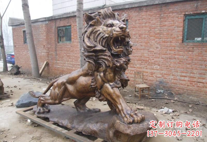 甘肃高雅华贵的狮子铜雕