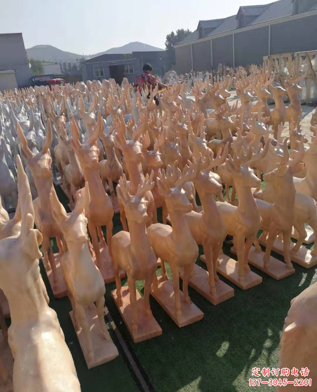 甘肃红梅花鹿雕塑,美丽而优雅