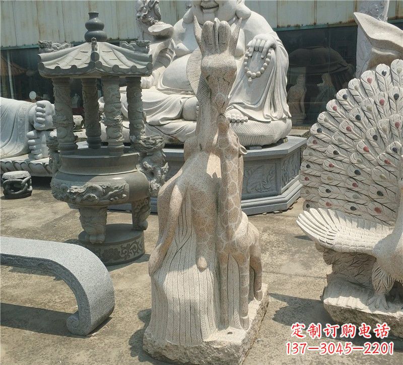 甘肃高贵优雅的长颈鹿雕塑