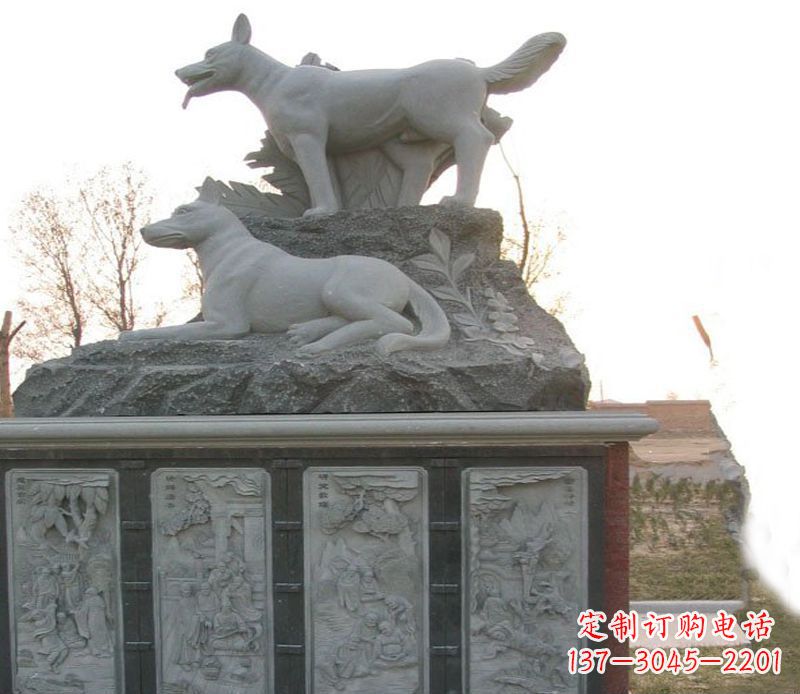 甘肃体现艺术灵感的两只狗公园动物雕塑