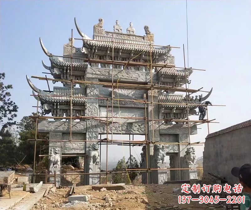 甘肃石牌坊外东侧的龙凤雕塑
