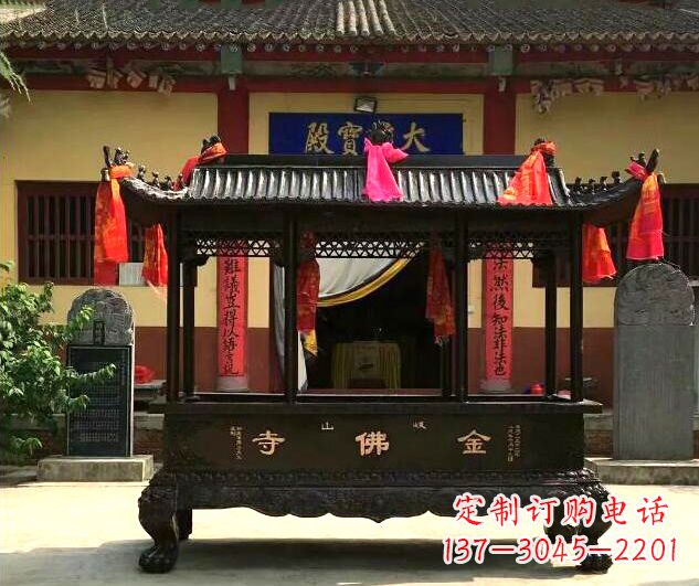 甘肃双兽头三足雕花铜香炉