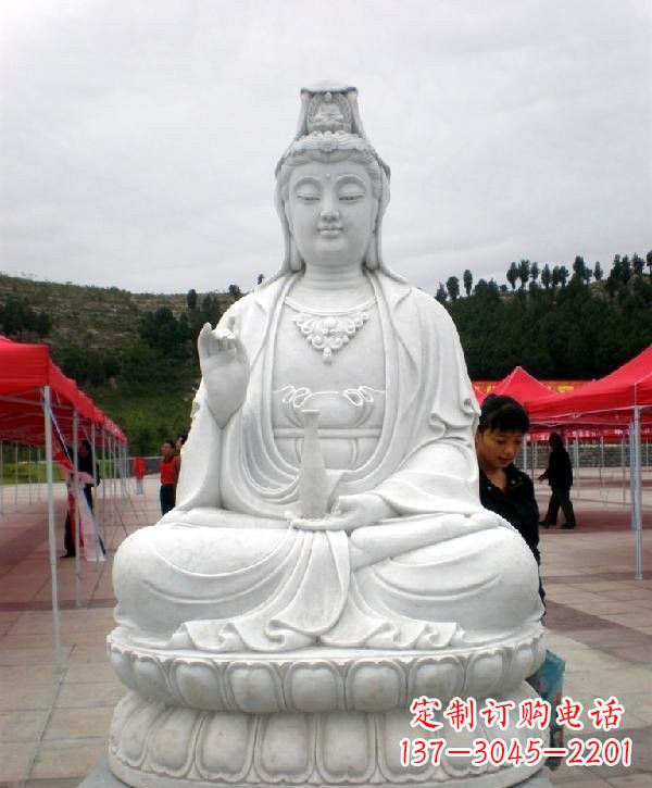甘肃寺庙坐式观音雕像