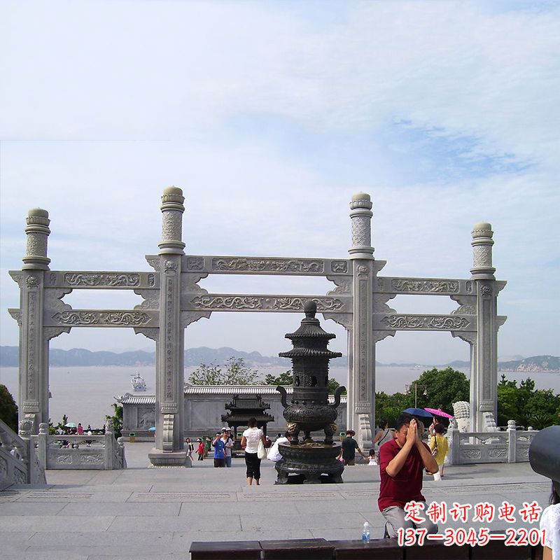 甘肃寺院冲天式石雕牌坊