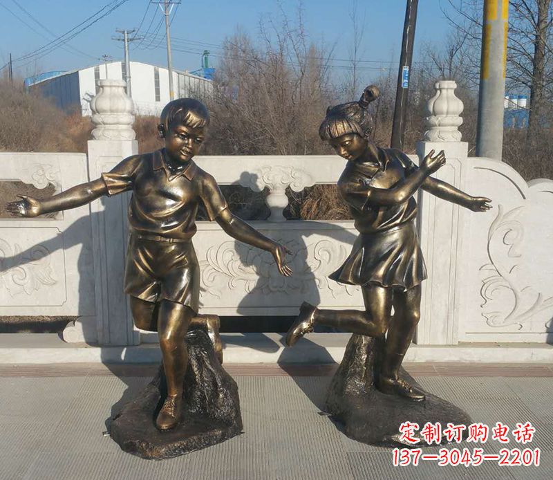 甘肃踢毽子的儿童铜雕
