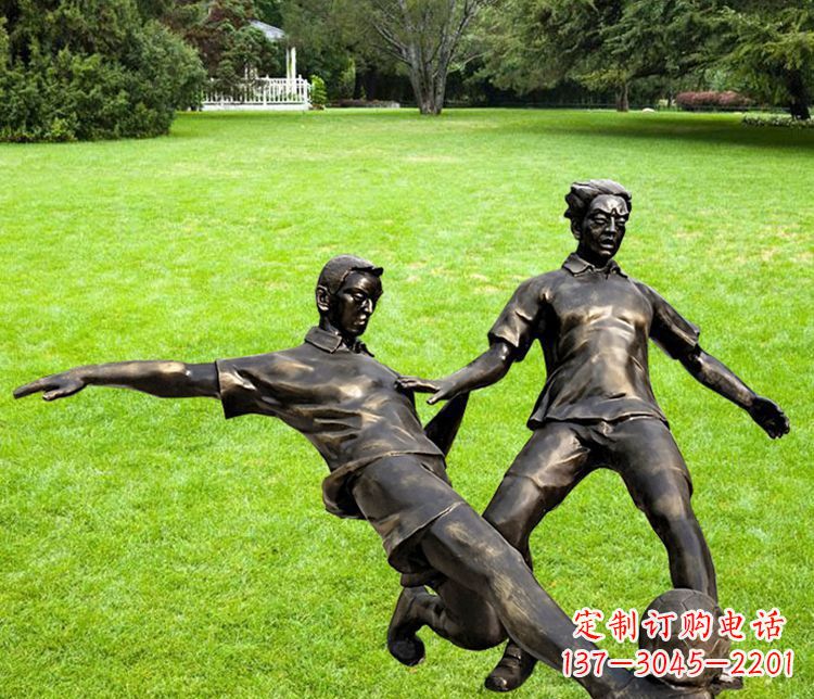 甘肃踢足球的人物铜雕