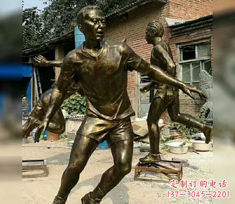 甘肃踢足球广场人物铜雕