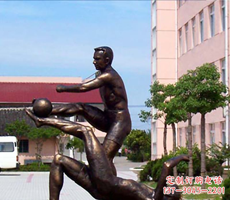 甘肃踢足球人物广场小品铜雕
