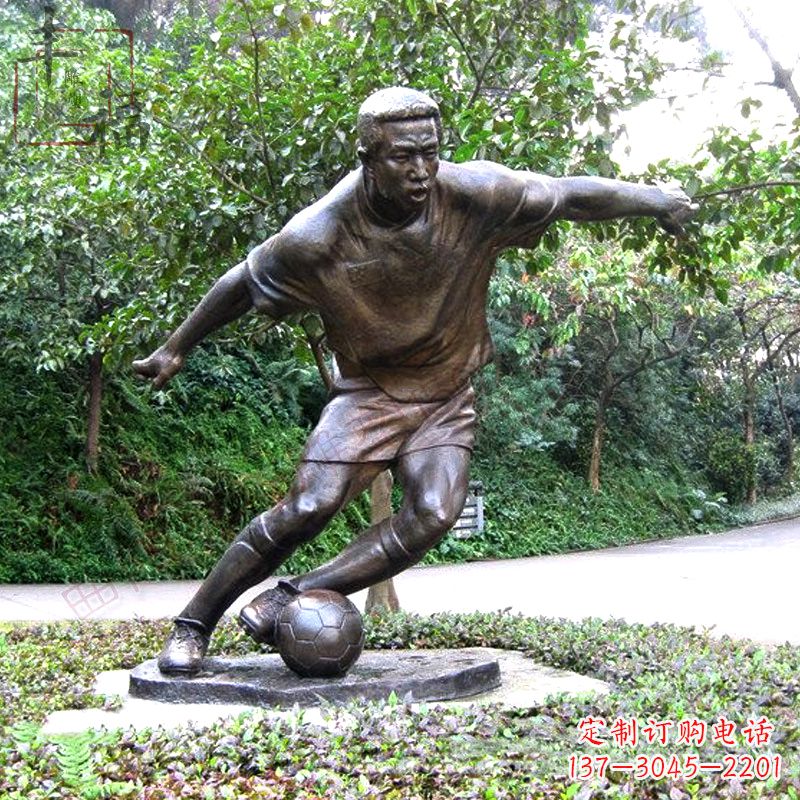 甘肃踢足球铜雕体育运动人物雕塑