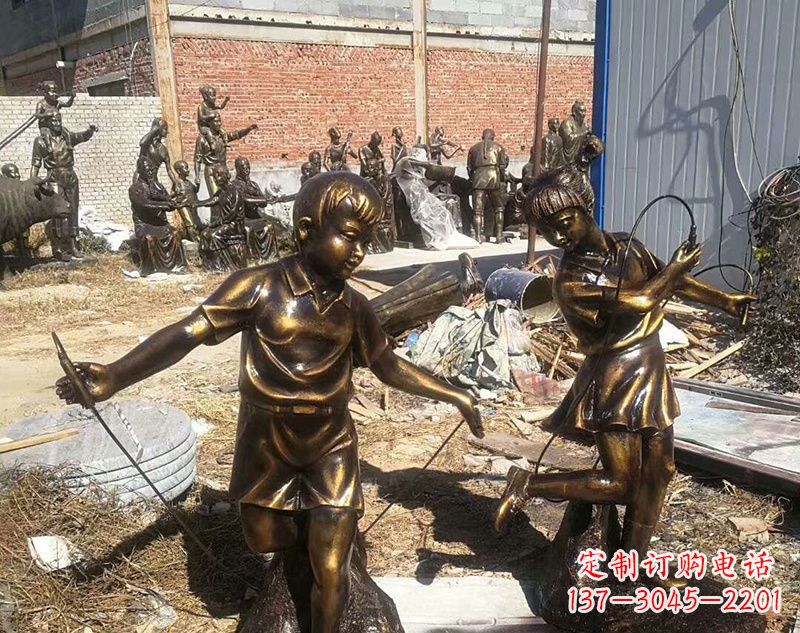 甘肃跳绳的儿童铜雕
