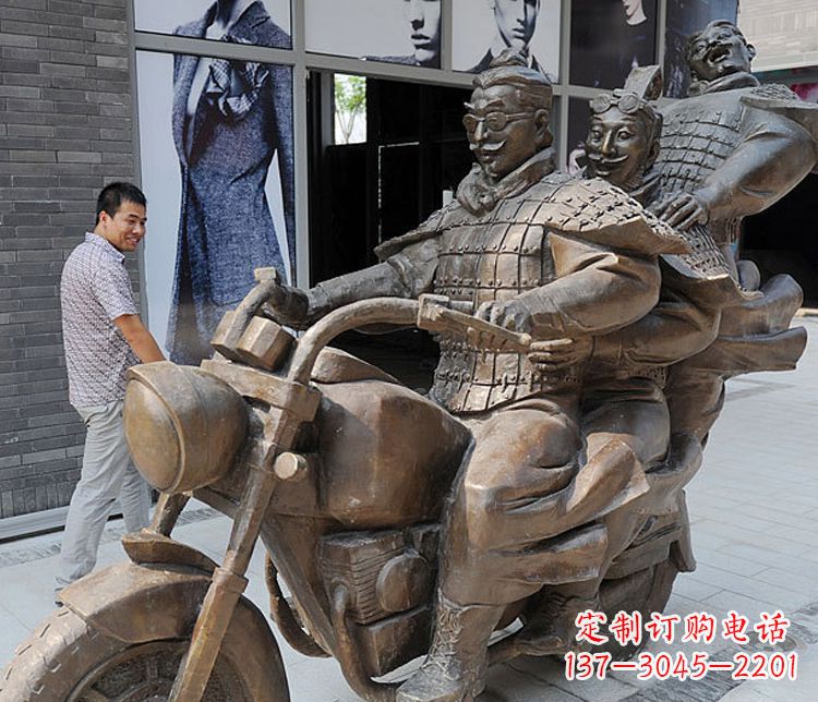 甘肃铜雕街头骑摩托人物雕塑