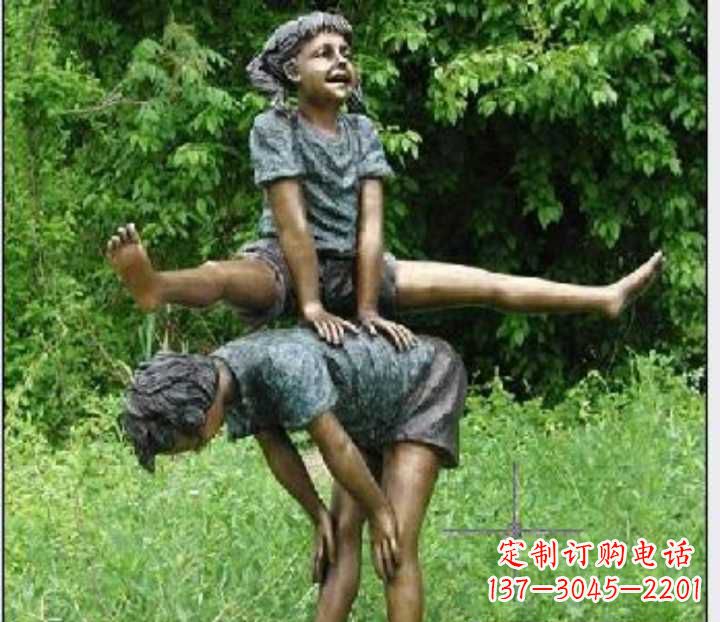 甘肃玩跳山羊的儿童铜雕